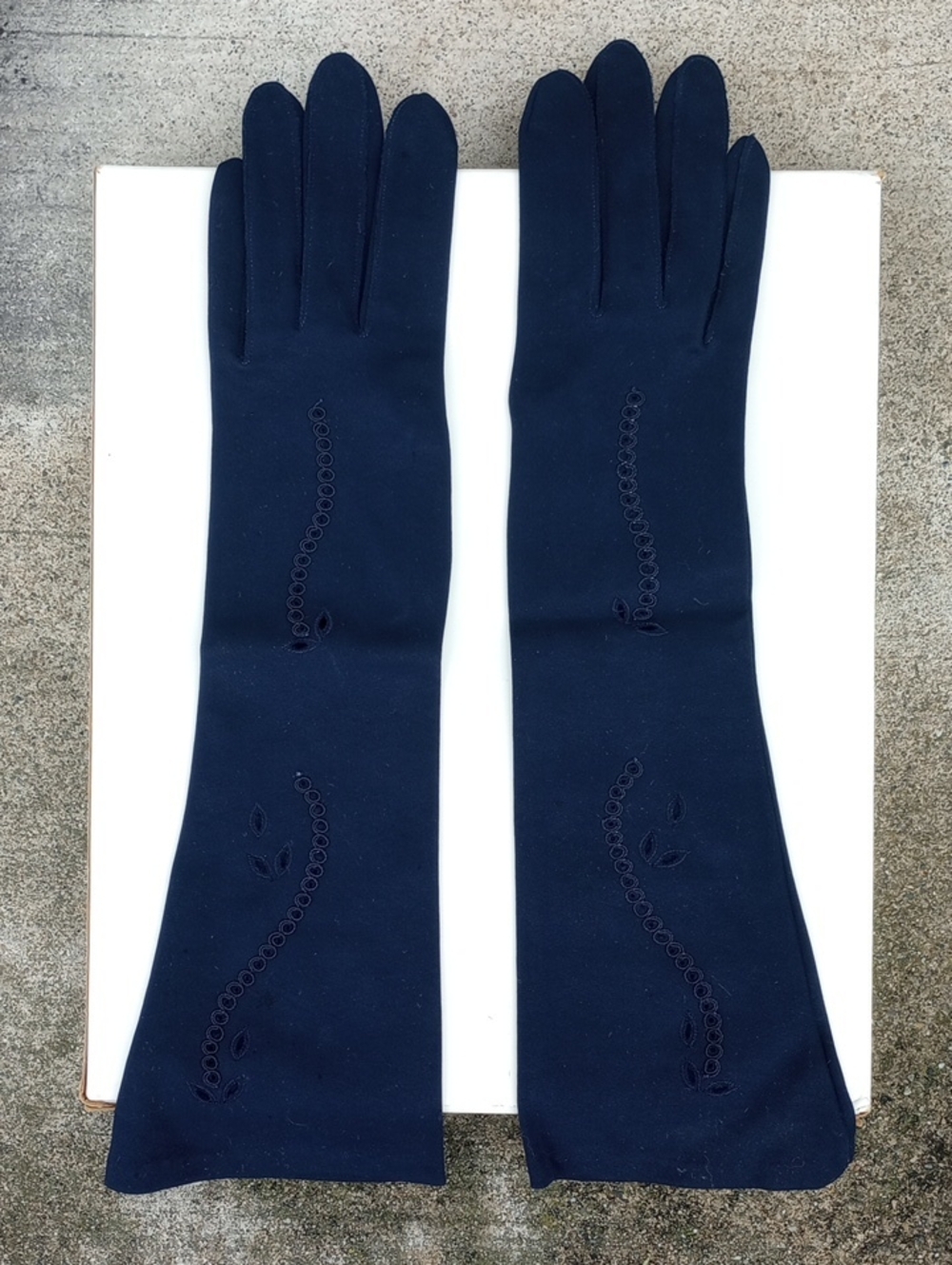 LIKE NEW Classic Traditional Navy Blue Vtg Dress Gloves for Prom or Formal Event